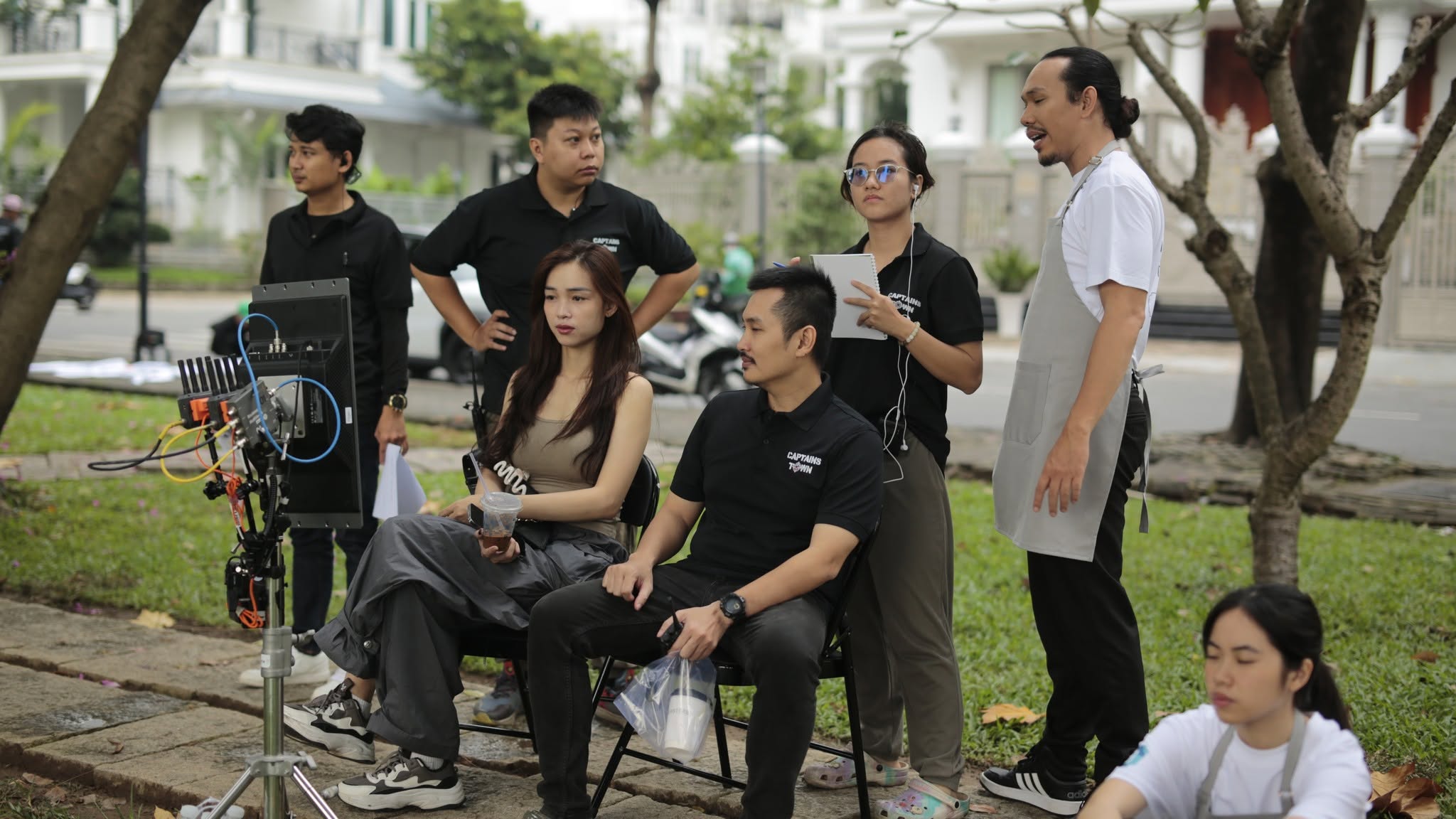 Đoàn CTW theo dõi monitor khi quay video thương hiệu cá nhân ngoài trời
